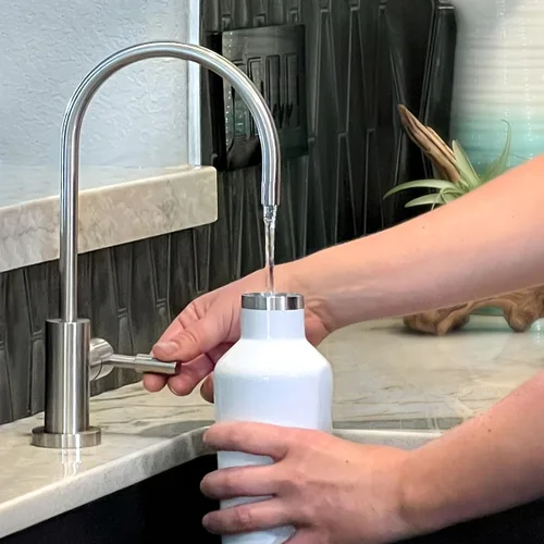 Vista 2 de WaterChef U8500 Premium - Sistema de filtración de agua debajo del fregadero y grifo de la serie Designer (níquel cepillado), certificado NSF/ANSI