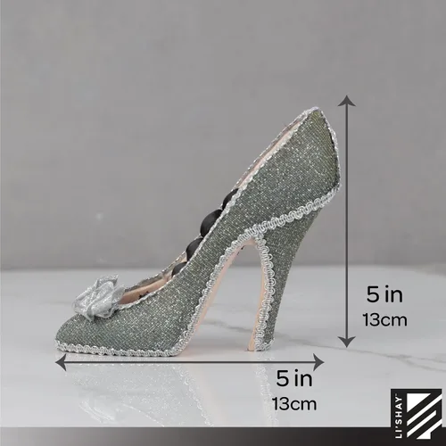 Vista 4 de Li'Shay Soporte de anillo de zapato de tacón alto Lacy con roseta - Plata