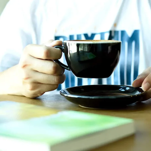 Vista 7 de Yesland Paquete de 2 tazas y platillo de café de cerámica de 8.5 onzas, tazas de capuchino negro brillante para cafetería y barista, perfectas