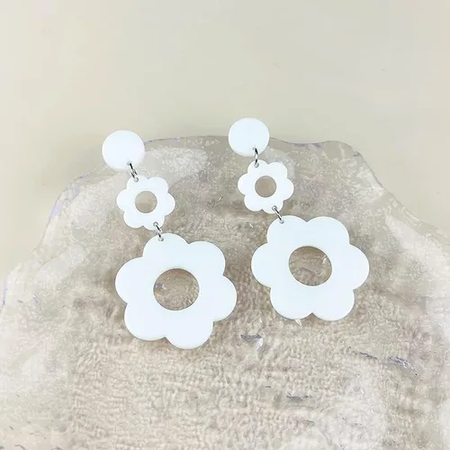 Vista 3 de Aretes colgantes de pétalos de margaritas de acrílico grandes de 60 y 70, diseño floral de resina para mujer, joyería de vacaciones de verano Y2K