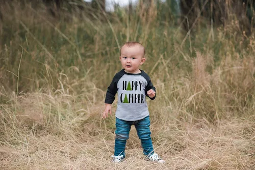 Vista 6 de 7 ate 9 Apparel Camiseta de camping Happy Camper para niños al aire libre