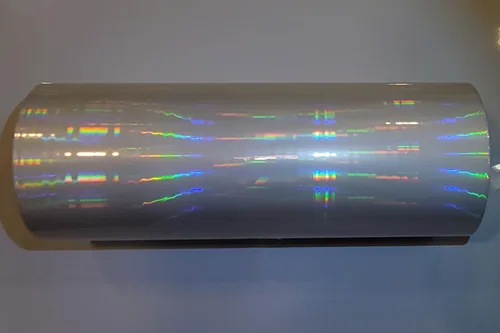 Vista 2 de Película laminadora holográfica arcoíris - 1.6mil 12.75" x 1000', núcleo de 3", brillo transparente