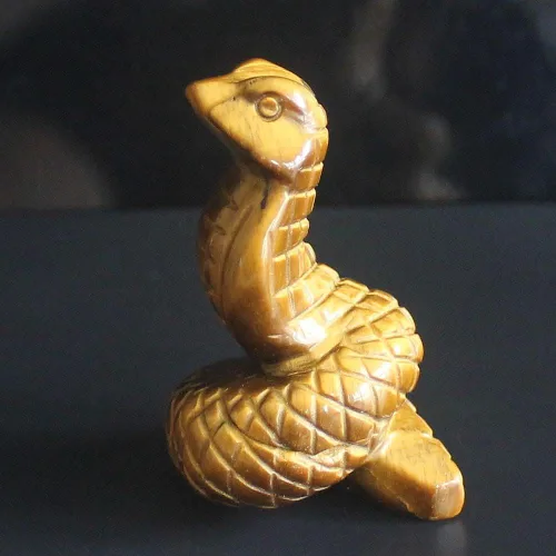 Vista 2 de Figura de serpiente de ojo de tigre dorado tallada a mano de 2 pulgadas con piedra preciosa tallada a mano para decoración del hogar