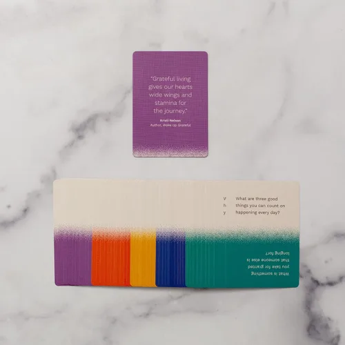 Vista 4 de Holstee Tarjetas de gratitud – 104 indicaciones para el diario de gratitud y la conversación Mindful Self-Care Deck, hecho con una vida agradecida