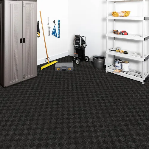 Vista 5 de Mohawk Home Baldosa de alfombra de 24" x 24" para interiores/exteriores, altura de pelo de 0.25", despegar y pegar, poliéster negro, (15 baldosas)