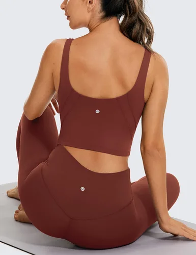 Vista 3 de CRZ YOGA Butterluxe - Brasier deportivo con cuello en V para mujer, camiseta corta acolchada para entrenamiento con brasier integrado
