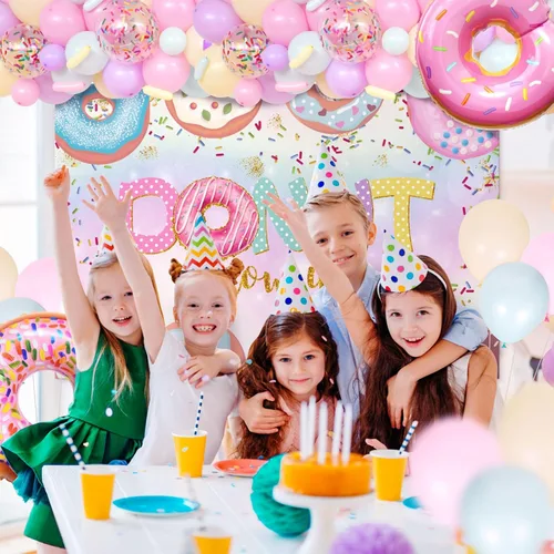 Vista 9 de Winrayk 131 piezas de decoración de fiesta de cumpleaños en forma de dona para niñas, kit de arco de guirnalda de globos de dona, mantel de telón