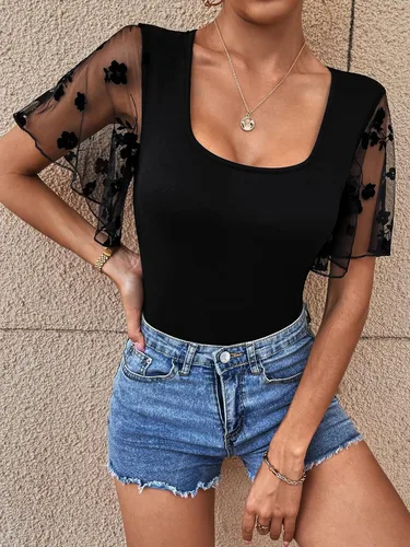 Vista 5 de WDIRARA Body de manga corta con volantes y cuello en V para mujer, talla grande