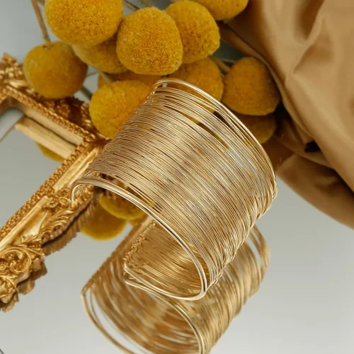 Vista 4 de BOMAIL Pulseras doradas para mujer, brazalete de brazo superior para brazo, pulsera ancha abierta de oro, pulsera de joyería