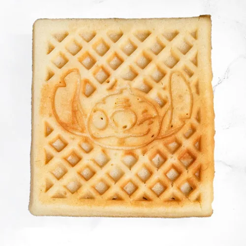Vista 4 de Uncanny Brands Disney Lilo y Stitch Máquina para Hacer Waffles - Haz Waffles de Lilo y Stitch - Electrodoméstico de Cocina