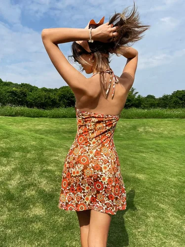 Vista 2 de WDIRARA Mini vestido bohemio sin mangas con espalda halter floral con lazo en la espalda para mujer