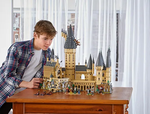 Vista 2 de LEGO Harry Potter Castillo de Hogwarts 71043 Set de Construcción - Kit de Modelo con Minifiguras, Incluye Varita, Barcos y Figura de Araña