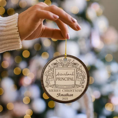 Vista 5 de Adorno de cerámica personalizado de asistente principal, adornos de Navidad del mejor asistente del mundo, texto personalizado, año y nombre de Papá