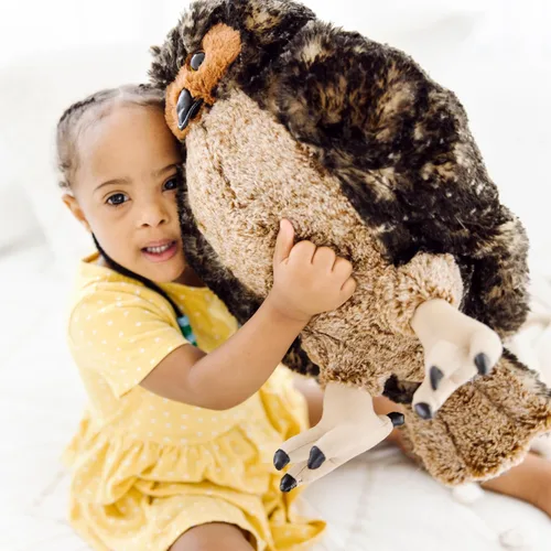 Vista 7 de Peluche de búho gigante Melissa & Doug, muy realista, 17 pulgadas de alto