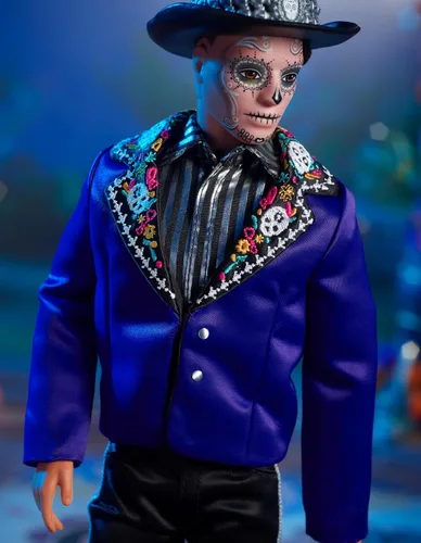 Vista 3 de Barbie Signature Ken Fashion Muñeca, 2023 Dia de Muertos coleccionable con chaqueta azul, sombrero negro y soporte para muñeca