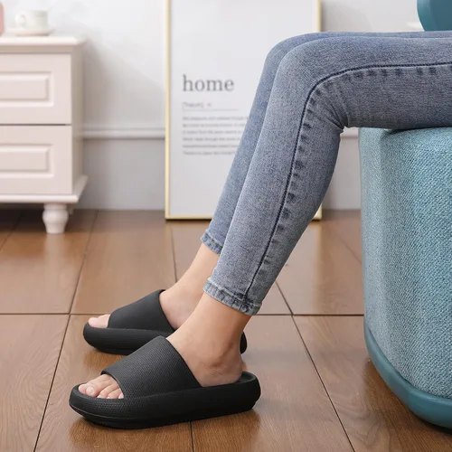 Vista 2 de Sandalias suaves de almohada para mujeres y hombres, zapatos de ducha antideslizantes, pantuflas de baño, sandalias de playa de verano