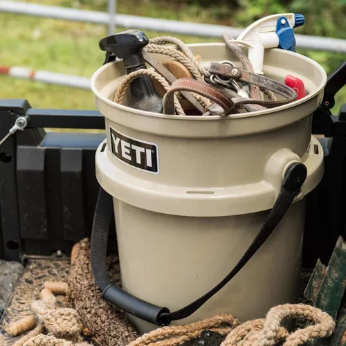 Vista 6 de Cubeta YETI Loadout de 5 galones, resistente a impactos, para pesca y otros usos Canela