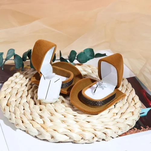 Vista 9 de Colaxi Bonita caja de almacenamiento de anillos con forma de sombrero de vaquero exquisito soporte de aretes para el día de San Valentín, propuesta