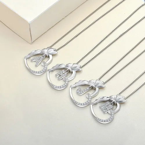 Vista 5 de YL Collar con inicial de mariposa para mujer, plata de ley 925, con dije de corazón de amor, alfabeto A-Z