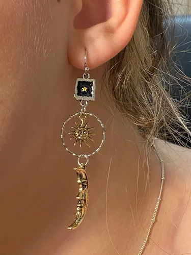 Vista 4 de Aretes colgantes vintage de sol y luna para mujer, aretes asimétricos de mitología griega (dorado)