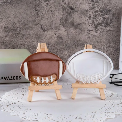 Vista 3 de Mostop Cortador de galletas deportivo con sellos, juego de 3 piezas de cortador de galletas de fútbol, fútbol, casco, juego de fútbol, herramientas