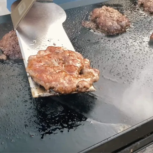 Vista 5 de Espátula Hack por BBQ Hack, espátula resistente diseñada para asar carnes grandes como costillas, la forma compensada es la herramienta perfecta
