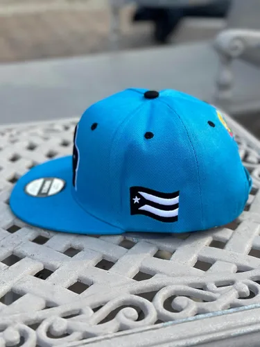 Vista 4 de Gorra Snapback con visera plana bordada en 3D PR con bandera de Puerto Rico