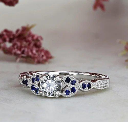 Vista 2 de Kobelli Anillo de compromiso de moissanita y zafiro azul de estilo antiguo Acentos de 1 15 CTW Oro blanco de 14 k