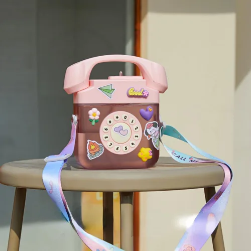 Vista 7 de Botella de agua creativa con forma de teléfono retro de 13.5 fl oz con correa ajustable para el hombro, botellas a prueba de fugas Kawaii