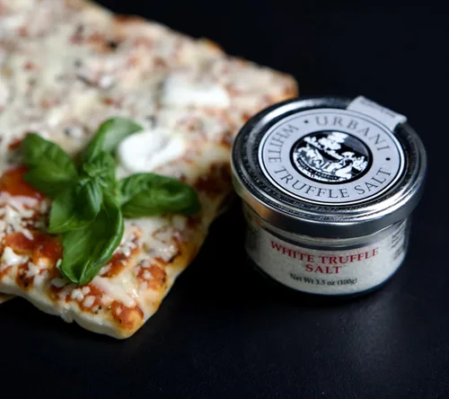 Vista 4 de Sal de trufa blanca italiana con copos de trufa real, 3.5 onzas, por Urbani Truffes. Fabricado en Italia con la mejor sal para un fuerte sabor