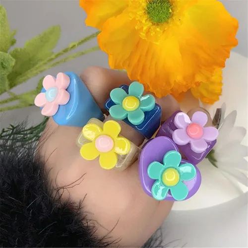Vista 2 de WCRAZYE Juego de 5 anillos de resina Y2K con diseño de margaritas y flores de resina gruesa Y2K para mujeres y niñas