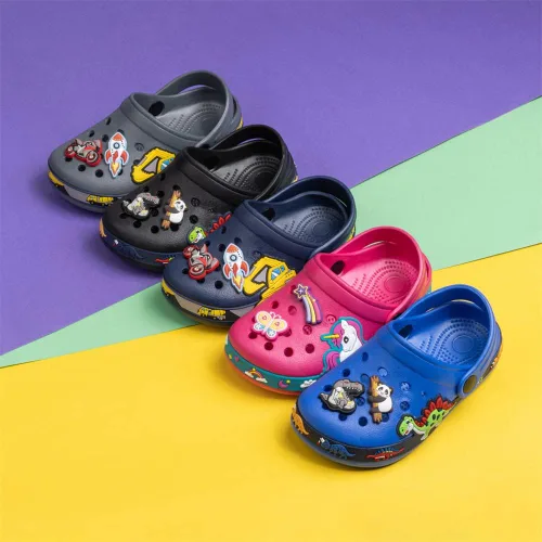 Vista 2 de Miamooi Zuecos de agua para niños y niñas pequeños con dibujos animados, antideslizantes, para interiores y exteriores, impermeables, para playa