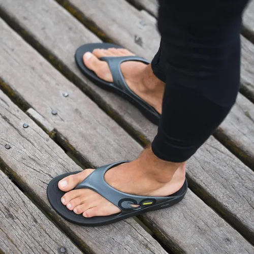 Vista 3 de OOFOS mens Ooriginal Sport Sandal Negro/Grafito