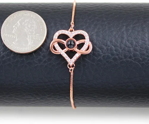 Vista 8 de Pulsera ajustable de cadena de plata/oro rosa, 4 dijes de corazón diferentes en 100 idiomas con texto en inglés "Say I Love You", pulsera