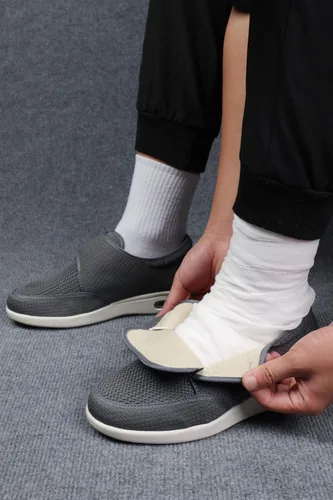 Vista 6 de ZUMEIJIA Zapatos de hombre para diabéticos de talla grande con fertilizantes, zapatos ajustables para hinchazón de pies, antideslizantes, doble