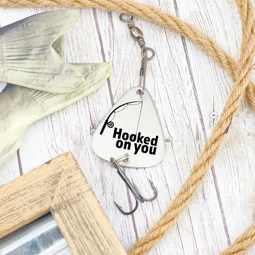 Vista 4 de Señuelo de pesca personalizado, regalo de señuelo de pesca enganchado en ti, regalo para novio, regalo de hombre, regalo de cumpleaños, nombre