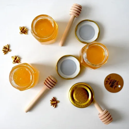 Vista 4 de Adabocute Mini tarros de miel – Tarro hexagonal de miel de vidrio con tapas doradas, cubos de madera, abalorios de abeja y yutes – Pequeños tarros