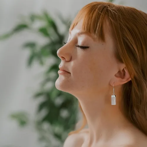 Vista 6 de Ayana - Aretes de cristal curativo para mujer, hechos a mano, con piedras preciosas auténticas de origen ético, joyería de piedra natal para mujer