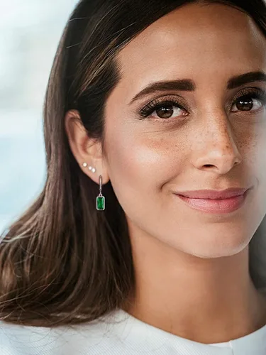Vista 2 de Bestyle Aretes colgantes de plata de ley pequeños y delicados con piedra natal para mujeres y niñas con cristal rectangular de baguette y aro