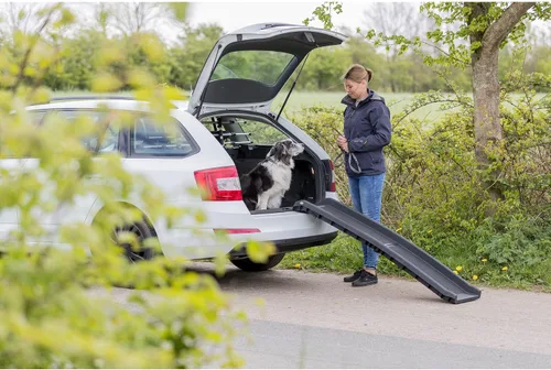 Vista 2 de Trixie Rampa plegable para perros con superficies antideslizantes, rampa para mascotas para autos grandes y SUV, plegable, fácil de almacenar