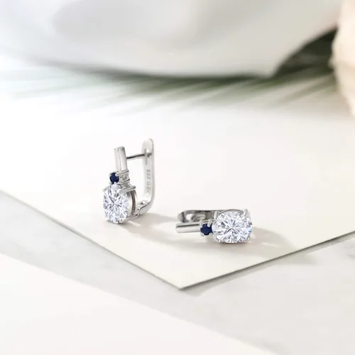 Vista 4 de Gem Stone King Aretes de plata de ley 925 con moissanita blanca y zafiro azul para mujer