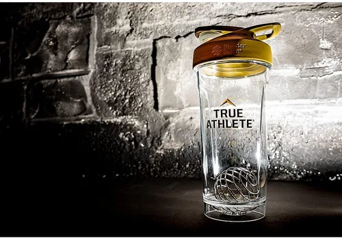 Vista 4 de True Athlete Strada Tritan - Vaso agitador con bola batidora de alambre, color dorado (28 onzas líquidas)
