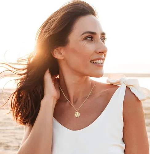 Vista 4 de Honsny 20 collares de gargantilla en capas para mujer colgante de barra de monedas de oro y plata collar multicapa lindo collar de perlas de luna