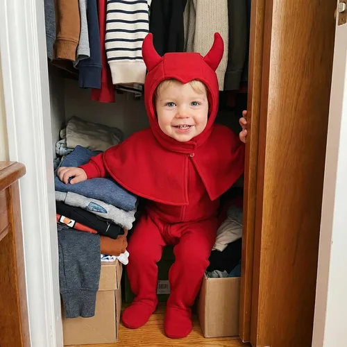 Vista 4 de Disfraz de animal de Halloween para bebé, mameluco con pies y cremallera con sombrero separado Red Devil