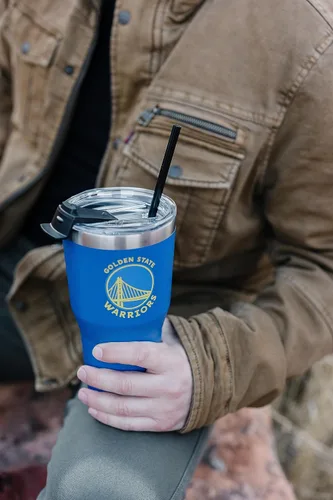Vista 4 de Simple Modern Vaso con licencia oficial de la NBA con tapa abatible y popote aislado de acero inoxidable, colección Cruiser, 30 onzas