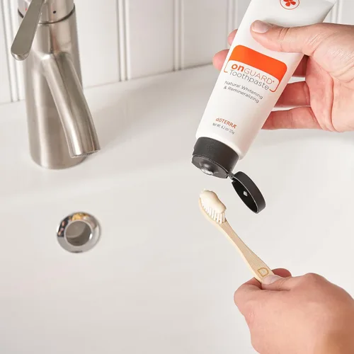 Vista 3 de DōTERRA On Guard® Pasta dental blanqueadora natural 4.2oz (paquete de 2)