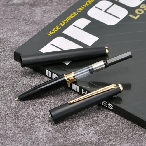 Vista 5 de 2 plumas estilográficas Jinhao 911 de punta extrafina, color negro mate con detalles dorados y plateados, ligeras y duraderas, incluye cartuchos