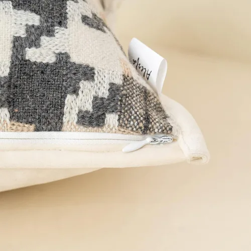 Vista 6 de Alerfa Funda de cojín cuadrada de terciopelo de algodón, 18 x 18 pulgadas, color marrón claro, blanco y gris oscuro, funda de almohada decorativa