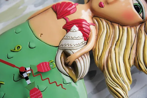 Vista 4 de Enesco Allen Designs Shelley - Reloj de pared con péndulo esculpido de sirena con estrella de mar, 17.25 pulgadas, multicolor