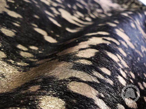 Vista 4 de Sunshine Cowhides Alfombra de piel de vaca negra teñida, 100 % color dorado metálico auténtico, alfombra de estilo moderno de piel de animal